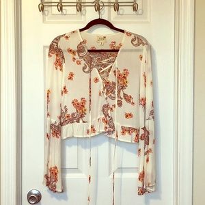 NWOT 🌸 Lace Up Bell Sleeve Floral Blouse